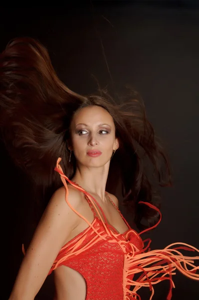 Gyönyörű sötét hajú nő, egy piros ruhás — Stock Fotó
