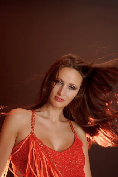 Belle femme aux cheveux bruns en robe rouge — Photo