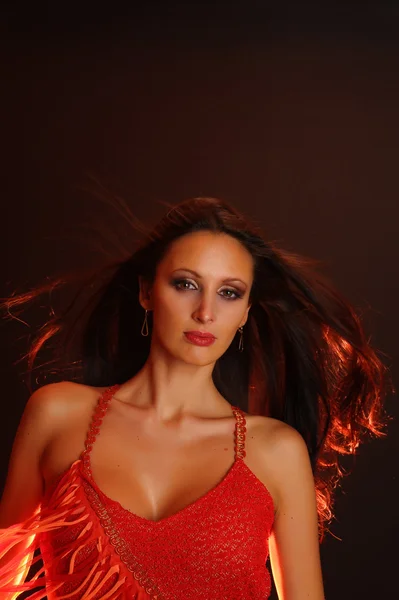 Bela mulher de cabelos escuros em um vestido vermelho — Fotografia de Stock
