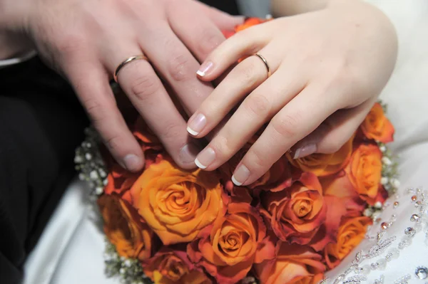 Bukiet ślubny z rąk i pierścienie — Zdjęcie stockowe