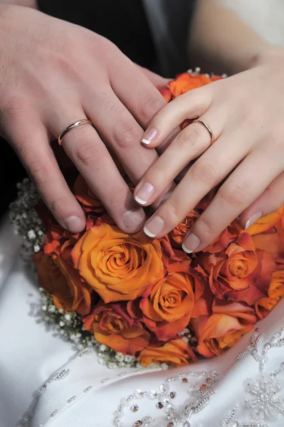 Свадебный букет с руками и кольцами — стоковое фото