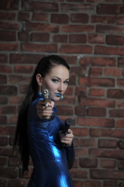 Бойова молода леді з пістолетом — стокове фото
