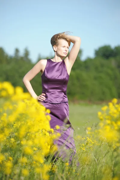 Dziewczyna relaks w pole kwiatów — Zdjęcie stockowe
