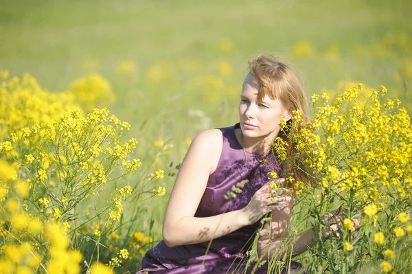 Girl relaxing in field of flowers — Stock Photo, Image