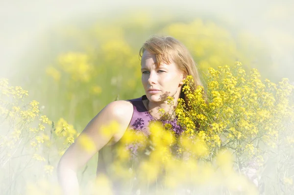 Дівчина відпочиває в полі квітів — стокове фото