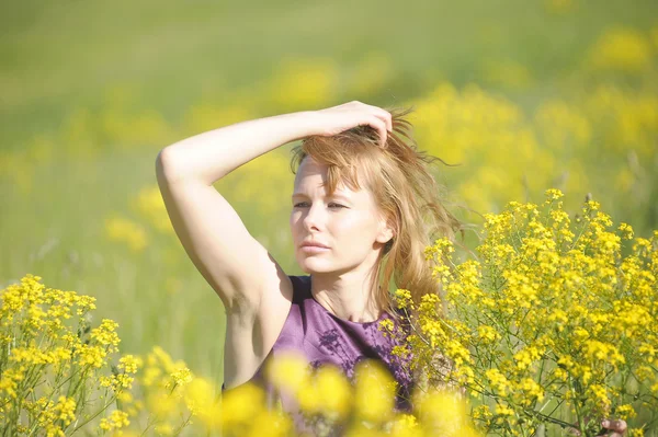 Chica relajante en el campo de flores —  Fotos de Stock