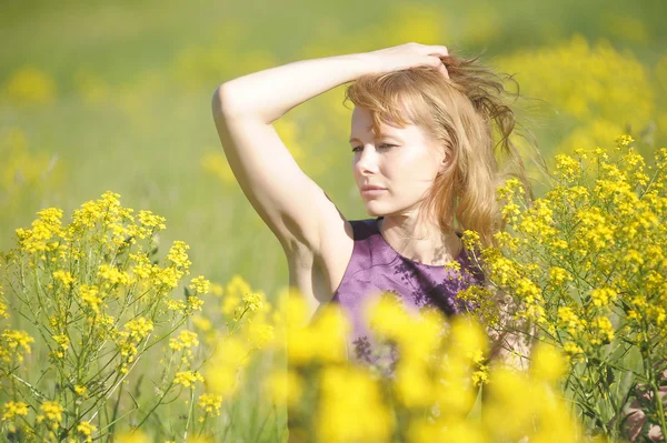 Девушка отдыхает в поле цветов — стоковое фото