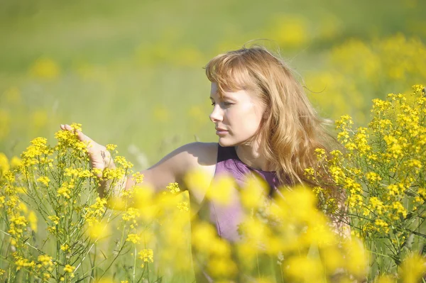 Chica relajante en el campo de flores — Foto de Stock