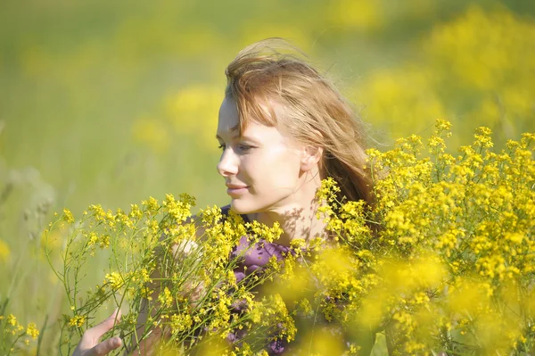 Menina relaxante no campo das flores — Fotografia de Stock