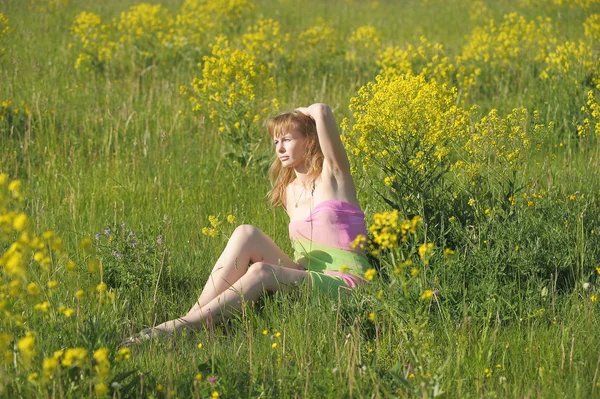 Dívka relaxační v oblasti květin — Stock fotografie