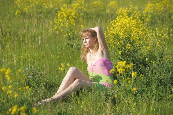 Girl relaxing in field of flowers — Stock Photo, Image