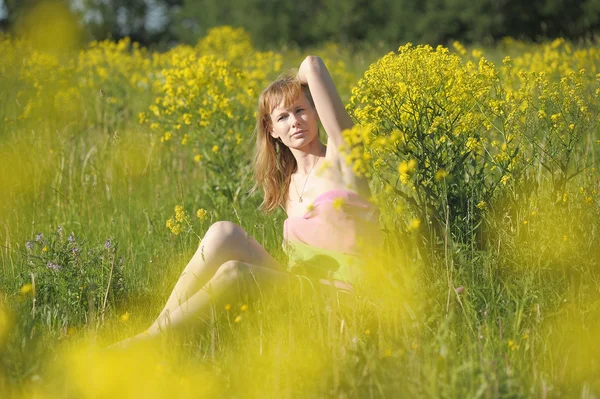 Menina relaxante no campo das flores — Fotografia de Stock
