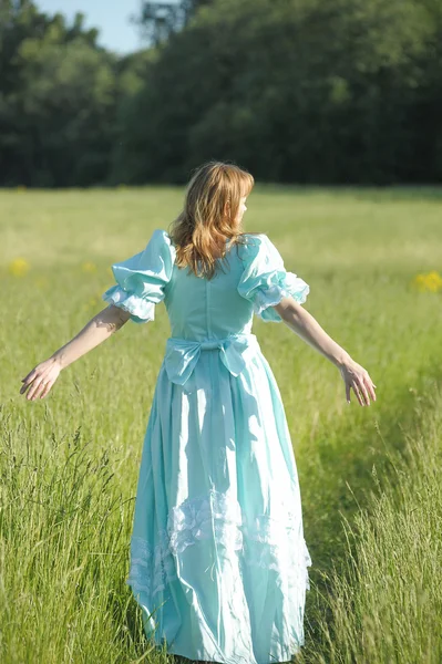 Junge Frau im Retro-Kleid auf dem Feld — Stockfoto