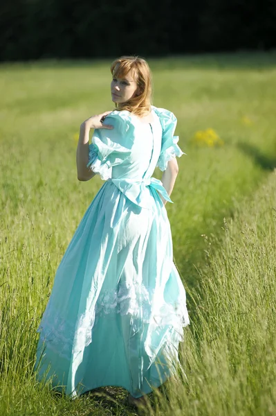 Junge Frau im Retro-Kleid auf dem Feld — Stockfoto