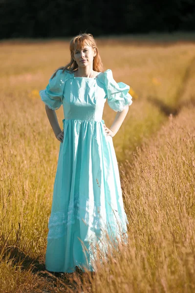 Alanında bir retro elbiseli genç kadın — Stok fotoğraf