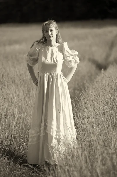 Jeune femme dans une robe rétro dans le domaine — Photo