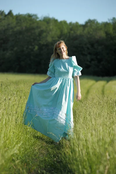 Молодая женщина в ретро платье в поле — стоковое фото