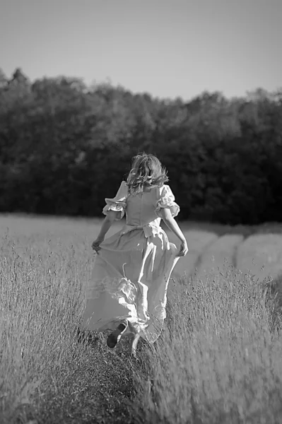 필드에 복고풍 드레스에 젊은 여자 — 스톡 사진