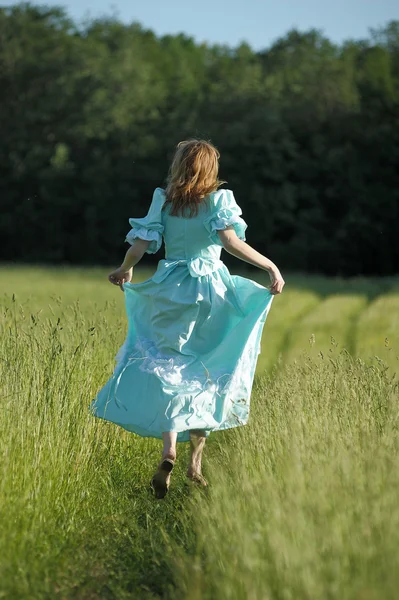 Alanında bir retro elbiseli genç kadın — Stok fotoğraf