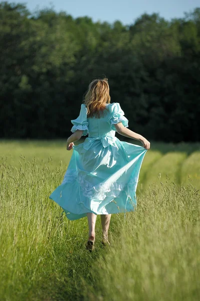 Молода жінка в ретро-сукні в полі — стокове фото