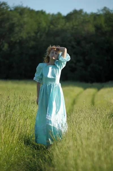 Mujer joven en un vestido retro en el campo —  Fotos de Stock
