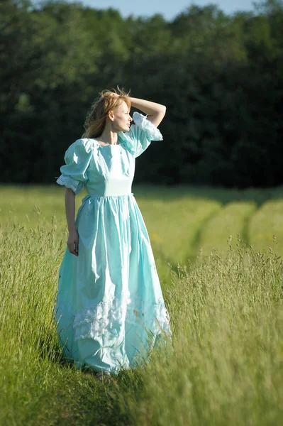 Fiatal nő egy retro ruha terén — Stock Fotó