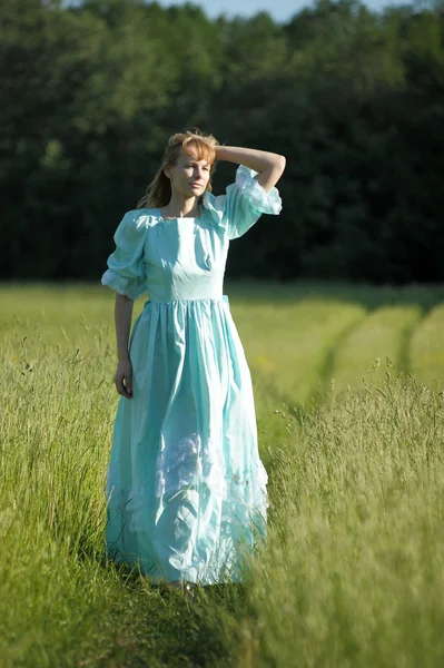 Молода жінка в ретро-сукні в полі — стокове фото