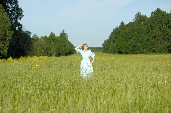 Νεαρή γυναίκα σε ένα ρετρό φόρεμα στο πεδίο — Φωτογραφία Αρχείου