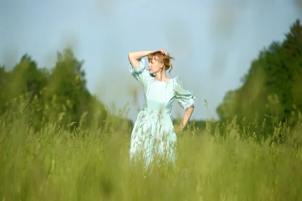 Młoda kobieta w sukni retro w polu — Zdjęcie stockowe