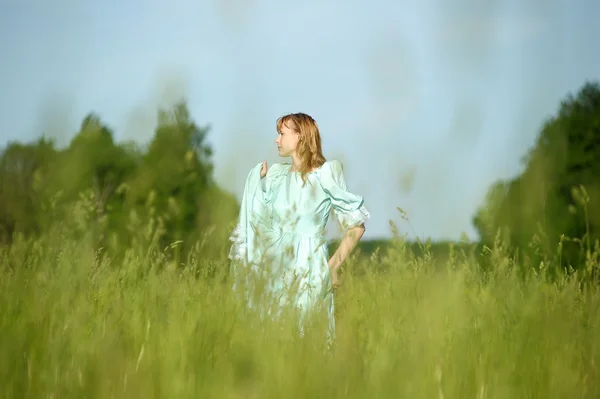 Молодая женщина в ретро платье в поле — стоковое фото