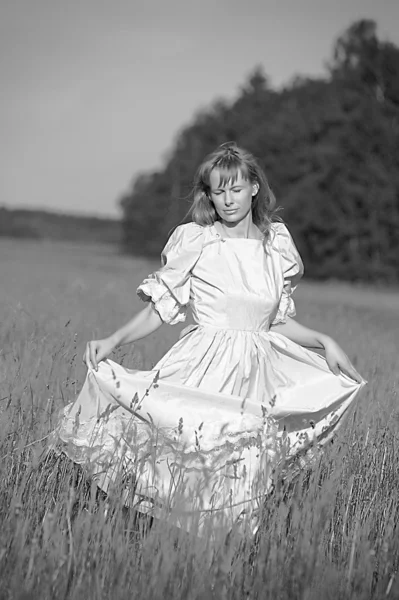 Młoda kobieta w sukni retro w polu — Zdjęcie stockowe