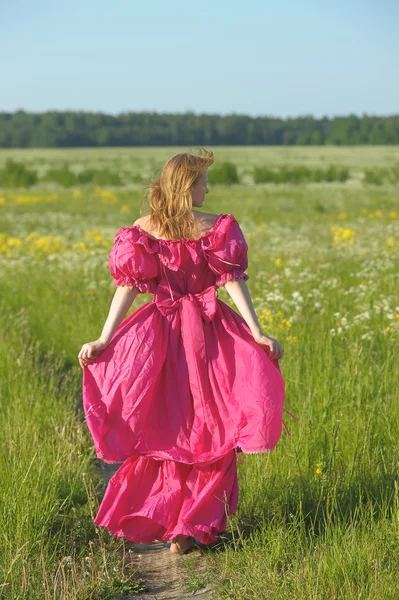 Ung kvinna i en retro klänning i fältet — Stockfoto