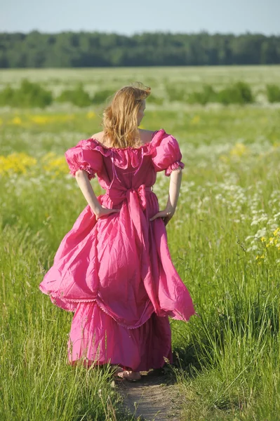 Νεαρή γυναίκα σε ένα ρετρό φόρεμα στο πεδίο — Φωτογραφία Αρχείου