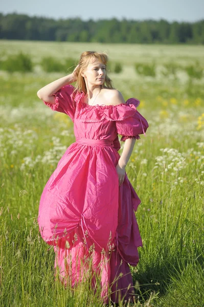 Jeune femme dans une robe rétro dans le domaine — Photo