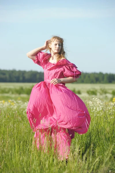 필드에 복고풍 드레스에 젊은 여자 — 스톡 사진