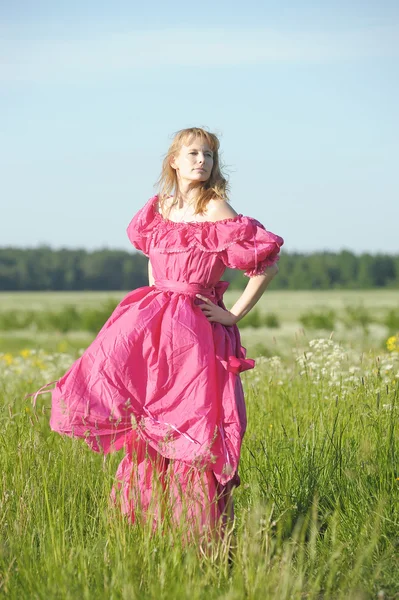 Femeie tânără într-o rochie retro în câmp — Fotografie, imagine de stoc