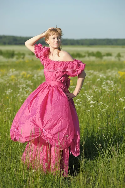 Jovem mulher em um vestido retro no campo — Fotografia de Stock