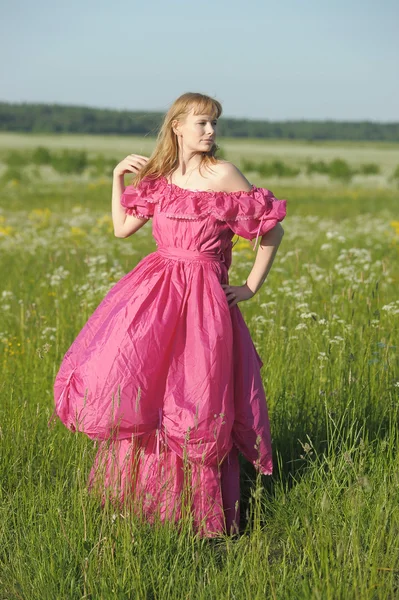 Femeie tânără într-o rochie retro în câmp — Fotografie, imagine de stoc