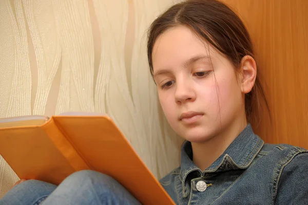 Menina leitura livro — Fotografia de Stock