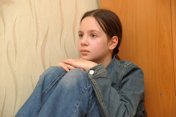 Девушка подросток в депрессии — стоковое фото