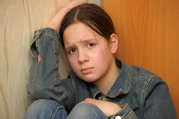 Девушка подросток в депрессии — стоковое фото