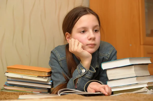Teenager je rozrušení velkých domácích úkolů — Stock fotografie