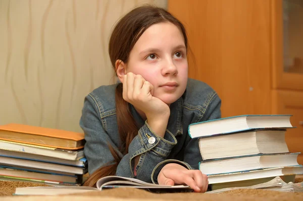 Teenager ärgert sich über die großen Hausaufgaben — Stockfoto