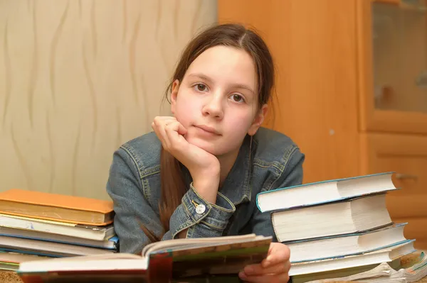 Nastolatek jest zdenerwowany przez wielkie zadanie domowe — Zdjęcie stockowe