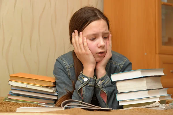 Tonåring är upprörda av de stora läxor — Stockfoto