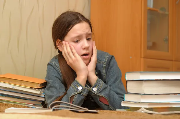 Nastolatek jest zdenerwowany przez wielkie zadanie domowe — Zdjęcie stockowe
