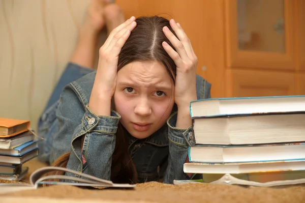 Підліток засмучений великим домашнім завданням — стокове фото
