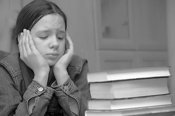 Adolescente está chateado com o grande dever de casa — Fotografia de Stock