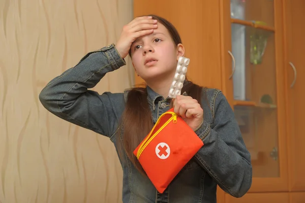 La muchacha la adolescente con el dolor de cabeza — Foto de Stock