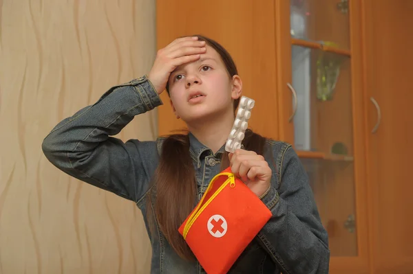 Flickan tonåringen med huvudvärk — Stockfoto